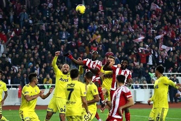Lider Sivasspor Fenerbahçe engelini de aştı