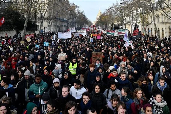 Macron karşıtları sokakta! Fransa'da ulaşım felç oldu