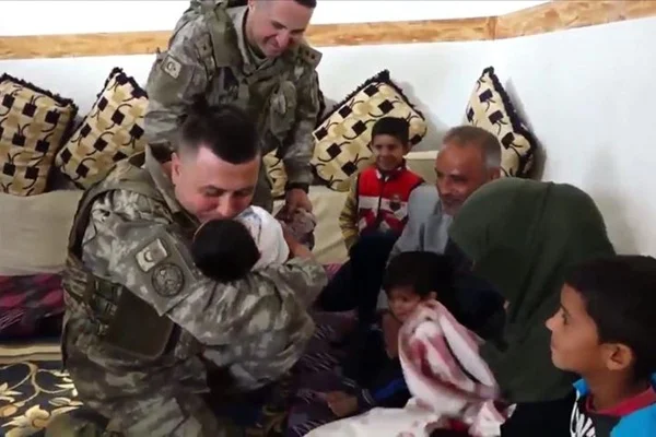Mehmetçik Pınar bebeği ziyaret etti