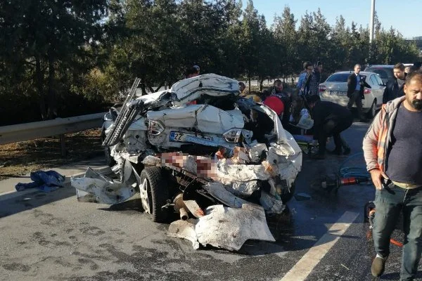 Mersin'de trafik kazası: 1 ölü, 2 yaralı