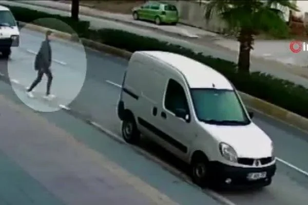 Minibüse yetişmek isterken ölümden döndü