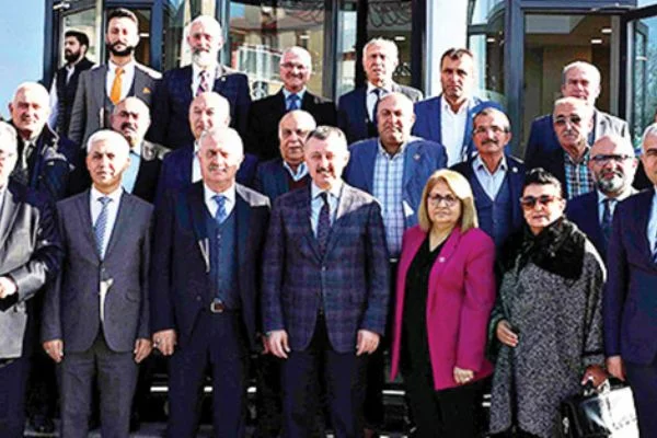 Muhtarlarla istişare yapıyor