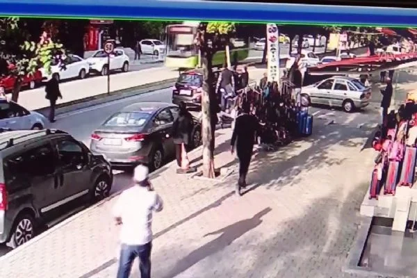 Otomobilde yanında oturan kadını ağzından bıçakladı