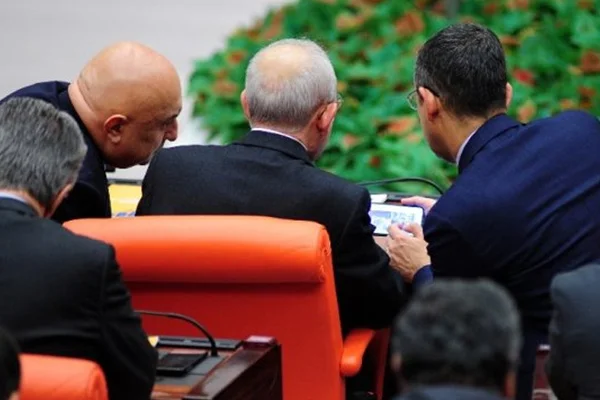 Özgür Özel Kılıçdaroğlu'na ne gösterdi?
