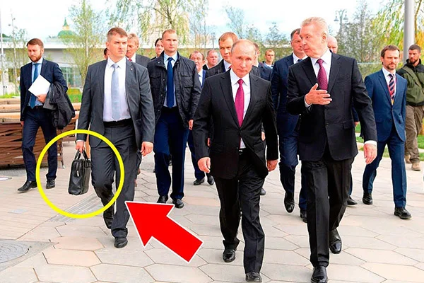 Putin'in yanından ayırmadığı çantadan nükleer fırlatma mekanizması çıktı