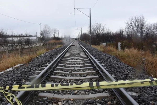 Raylarda ölü halde bulunan kadının üzerinden 10 yük treni geçmiş