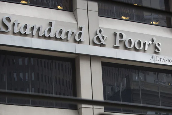 S&P, İngiltere'nin notunu yükseltti