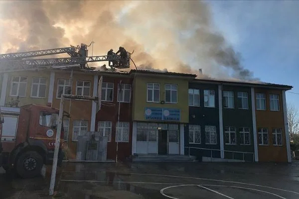 Sakarya'da okulda çıkan yangın kontrol altına alındı