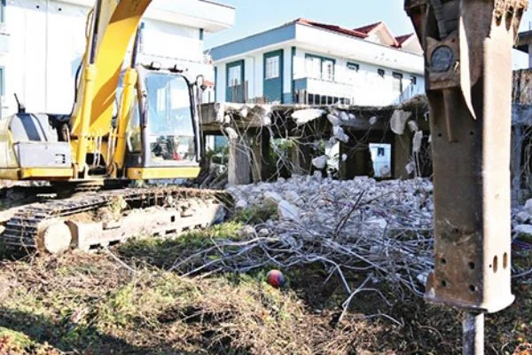 Serdivan'da metruk yapılara geçit yok