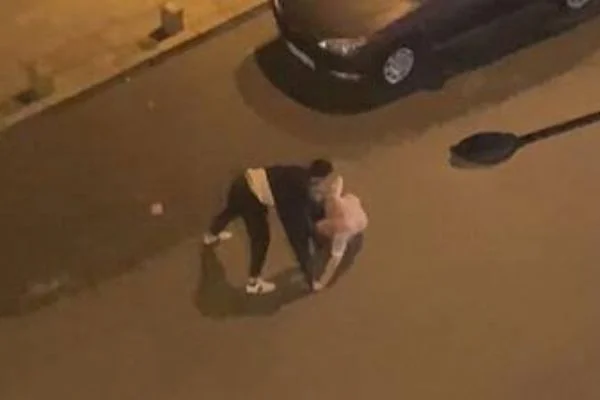 Sürücülerin yol ortasında kavgası kameraya yansıdı