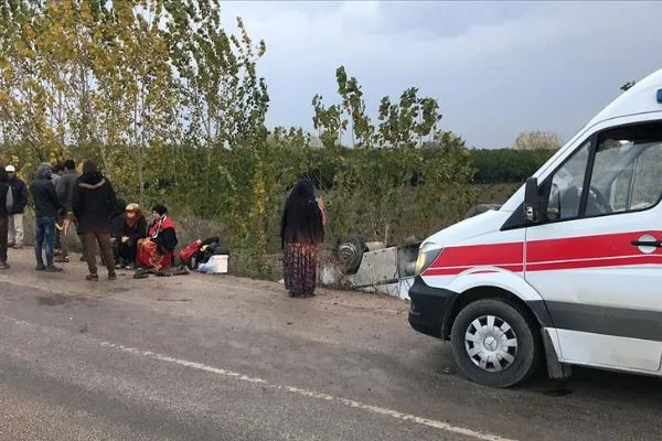 Tarım işçilerini taşıyan midibüs devrildi: 11 yaralı