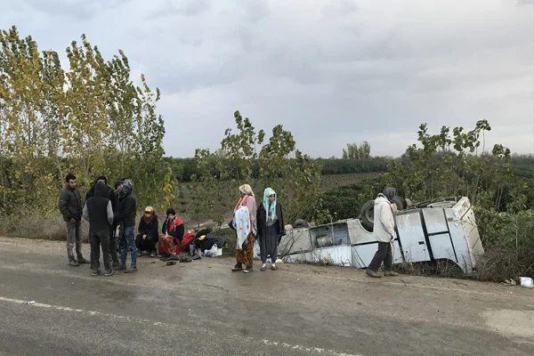 Tarım işçilerini taşıyan midibüs devrildi: Çok sayıda yaralı var