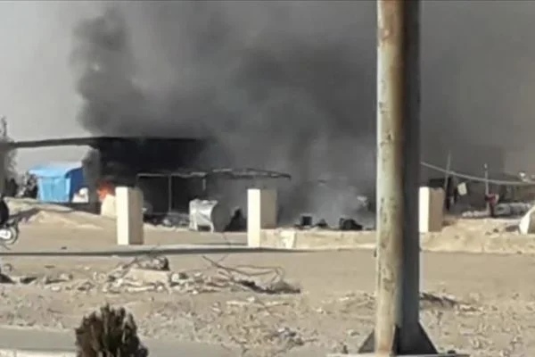 Terör örgütü YPG/PKK Deyrizor'da sığınmacı kampını ateşe verdi