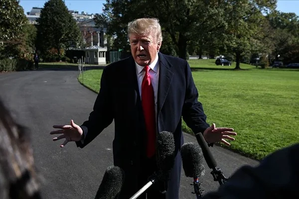 Trump, NATO zirvesine giderken Demokratlara yüklendi