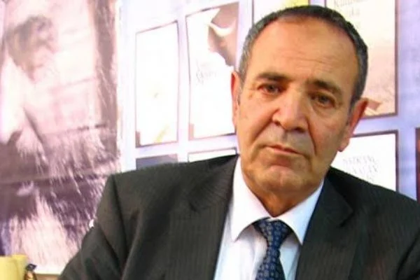 Türkiye'nin tek tarih filozofu Şahin Uçar'ın, kitapları kadar kûfî çalışmaları da dikkat çekiyor