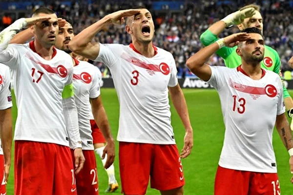 UEFA'dan asker selamı kararı!