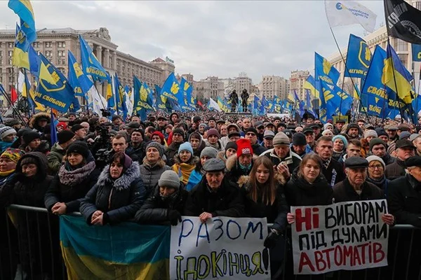 Ukrayna'daki protestolarda Zelenskiy'e kırmızı çizgi hatırlatması