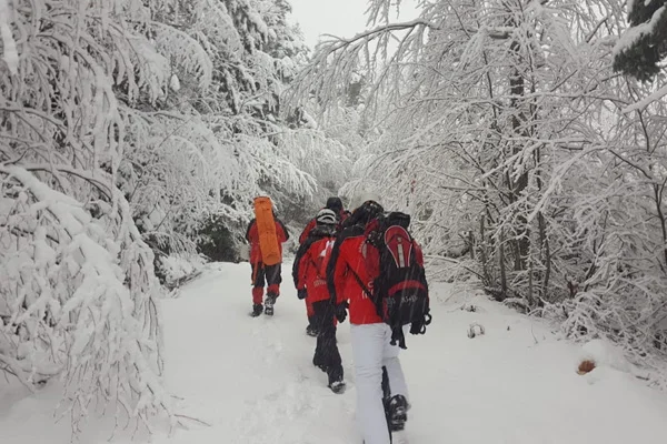 Uludağ'da kaybolan dağcılara ait mont ve bere bulundu