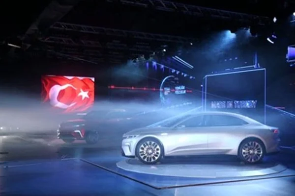 Ünlü şarkıcı yerli otomobile talip oldu: Sıradayız