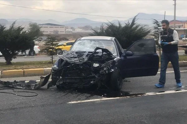Uşak'ta durakta bekleyen yolculara otomobil çarptı: 3 ölü