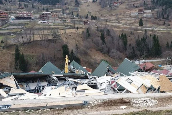 Uzungöl'de kaçak binaların yıkımına başlandı