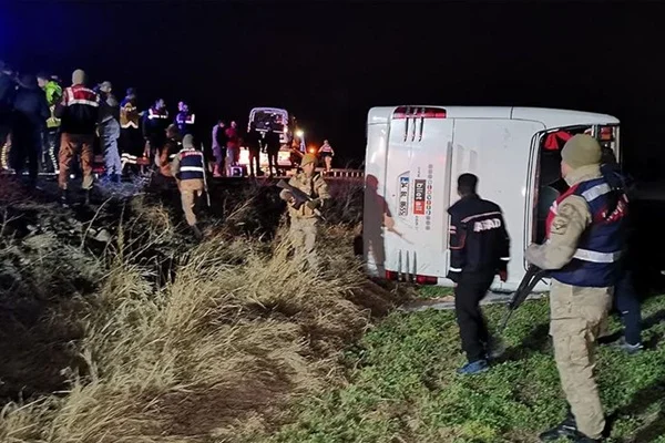 Yolcu otobüsü şarampole devrildi