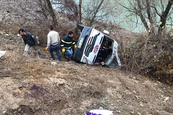 Yozgat'ta sporcuları taşıyan minibüs devrildi