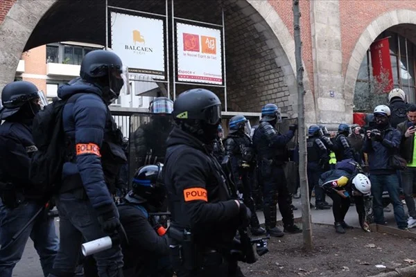 AA Foto Muhabiri, Paris'teki gösteride yaralandı
