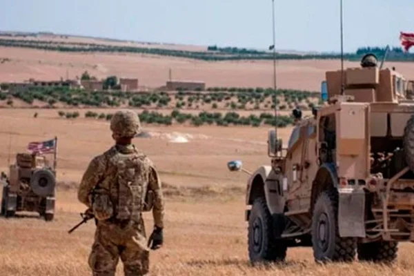 ABD askerleri Rus askerlerinin önünü kesti
