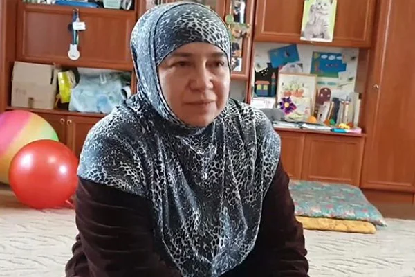 Amina Ömerova, ailesindeki 3 erkeğin Rus işgalciler tarafından alıkonulmasına isyan etti