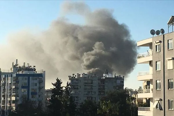 Antalya'da iş merkezinde yangın çıktı