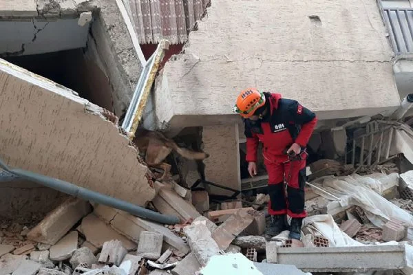 Arama Kurtarma Köpeği Altar'dan büyük başarı