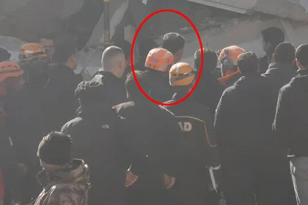 Bakan Kurum inceleme yaparken yan yatan binada sallantı