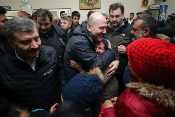 Bakanlar Soylu ve Koca Elazığ'da cemevinde depremzedeleri ziyaret etti