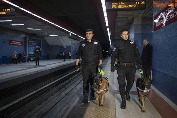 Başkent metrosunun 'sevimli' güvenlikçileri