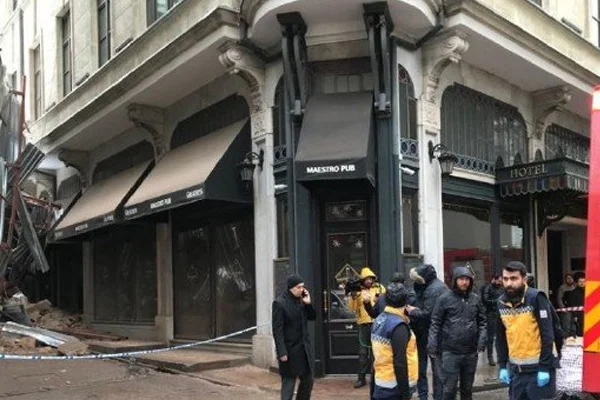 Beyoğlu'nda bina çöktü