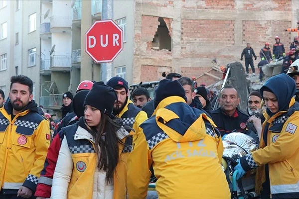 Bir kişi daha enkazdan sağ çıkarıldı