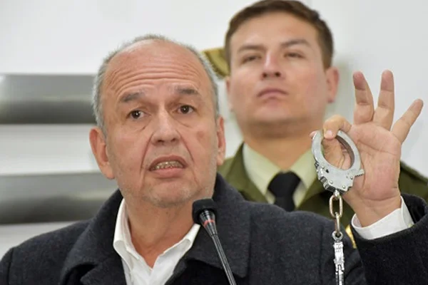 Boliyva'da Hükümet Bakanı Murillo, Morales'e kelepçe gösterdi