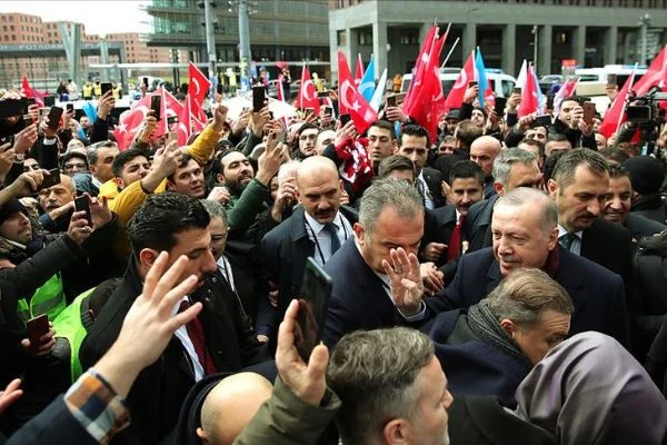 Cumhurbaşkanı Erdoğan Berlin'de Türklerin sevgi gösterileriyle karşılandı