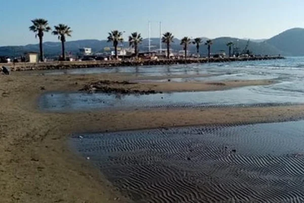 Deniz 30 metre kadar çekildi! 'Deprem mi olacak?' korkusu