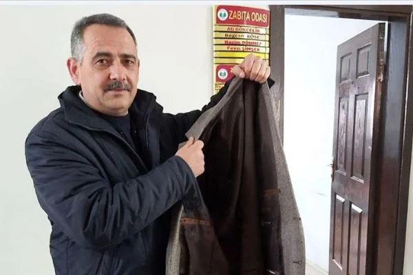 Deprem bölgesine gönderilen yardımlar arasında bulunan 10 bin lira sahibine verildi