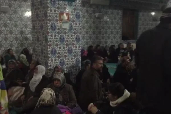 Depremden etkilenen bazı aileler camilerde kalıyor