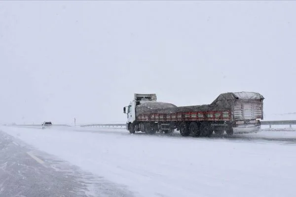 Doğu'da kar yağışı nedeniyle 491 yerleşim birimine ulaşım sağlanamıyor