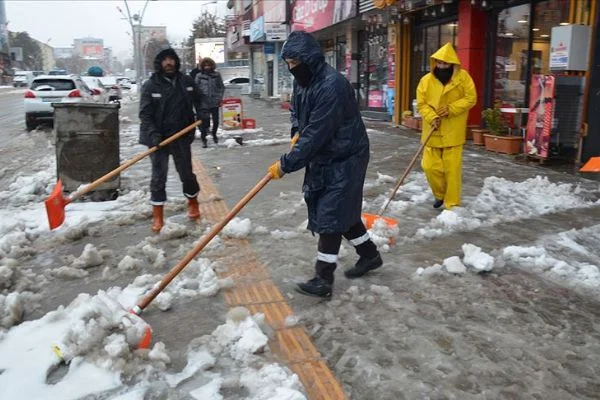 Doğu'da kardan kapanan 258 yerleşim birimine ulaşım sağlanamıyor