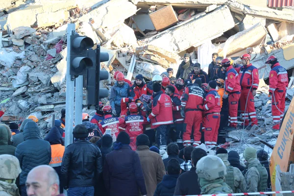 Elazığ'da 12 saat sonra biri hamile 2 kadın enkazdan çıkarıldı