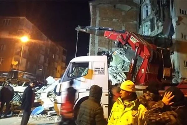 Elazığ'da enkazdan 2 kişi sağ çıkarıldı