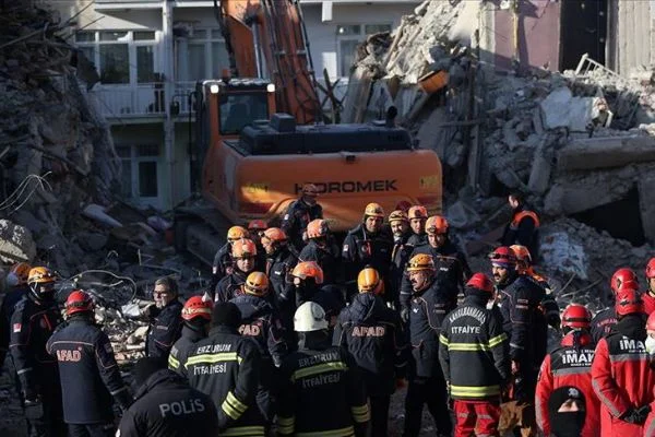 Elazığ'daki depremde Sürsürü Mahallesi'nde yıkılan binada arama kurtarma çalışmaları sürüyor