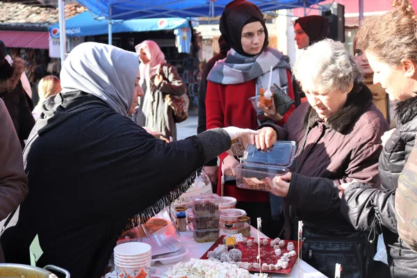 Elazığ depremzedeleri için Üsküp'te kermes düzenlendi