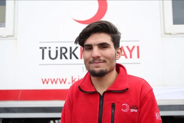 Elleriyle kazdığı enkazdan iki yaralıyı kurtaran Suriyeli Mahmud, Kızılay gönüllüsü oldu