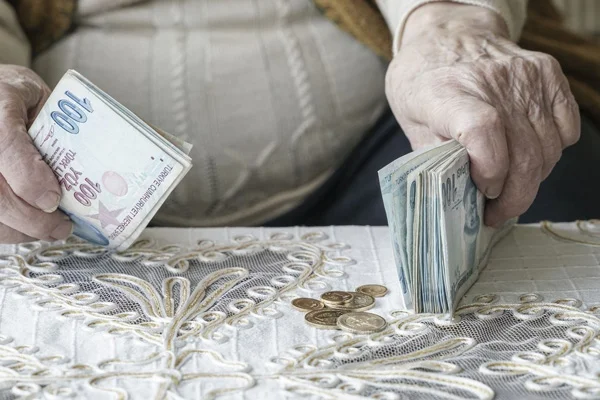 Emeklilere maaş farkı ödemesi başladı